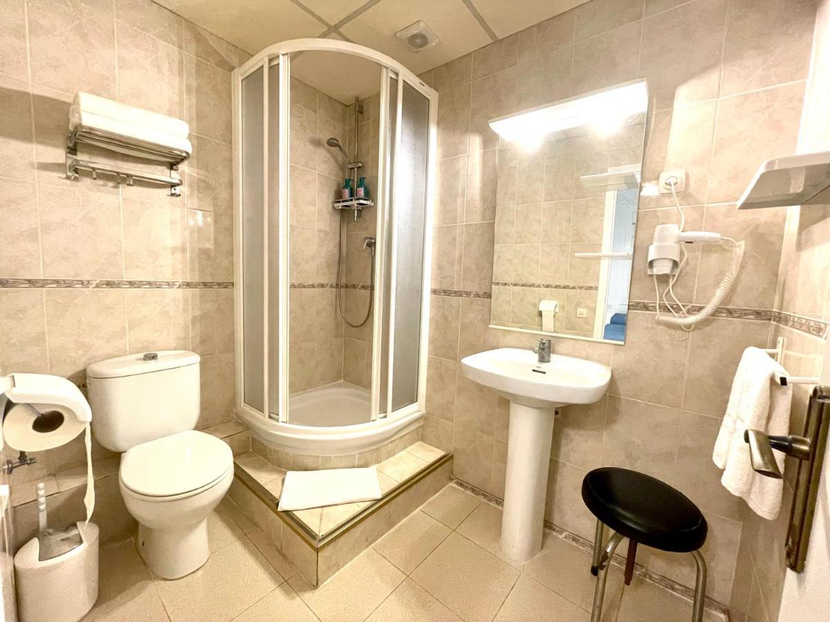 Pension Bertolin Барселона Экстерьер фото