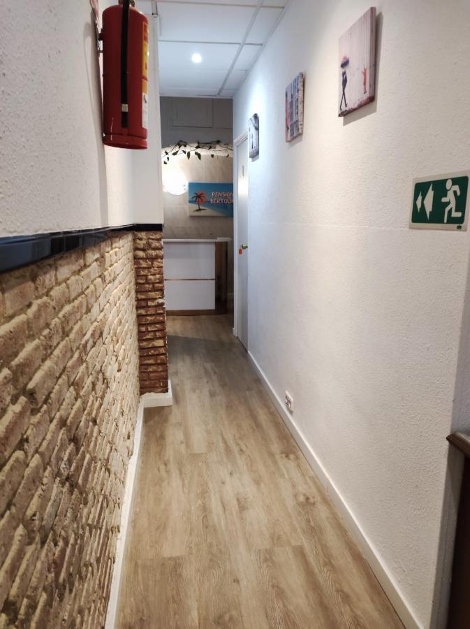 Pension Bertolin Барселона Экстерьер фото